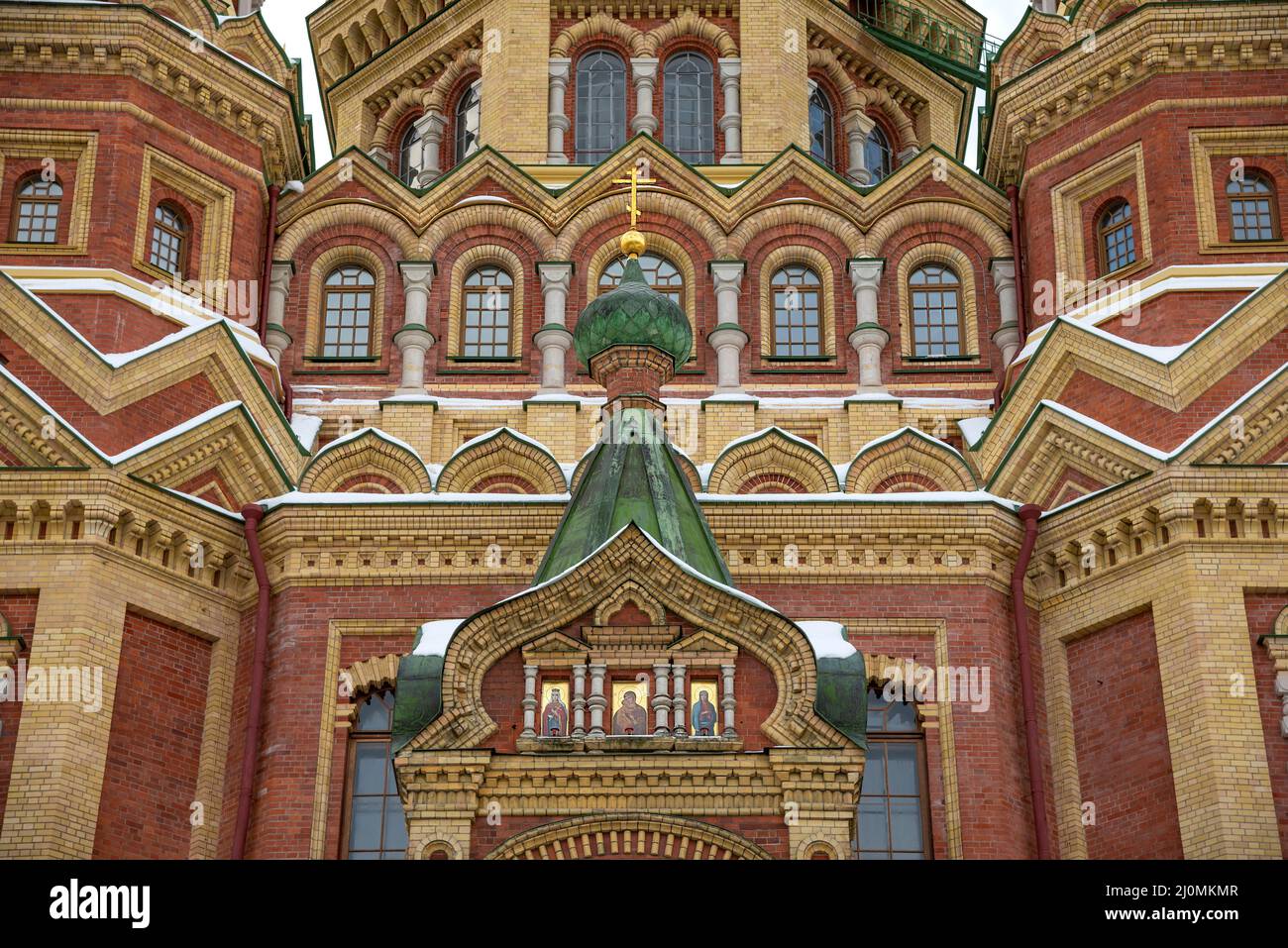 Fragment d'une ancienne cathédrale des Saints Apôtres Pierre et Paul. Peterhof, Russie Banque D'Images