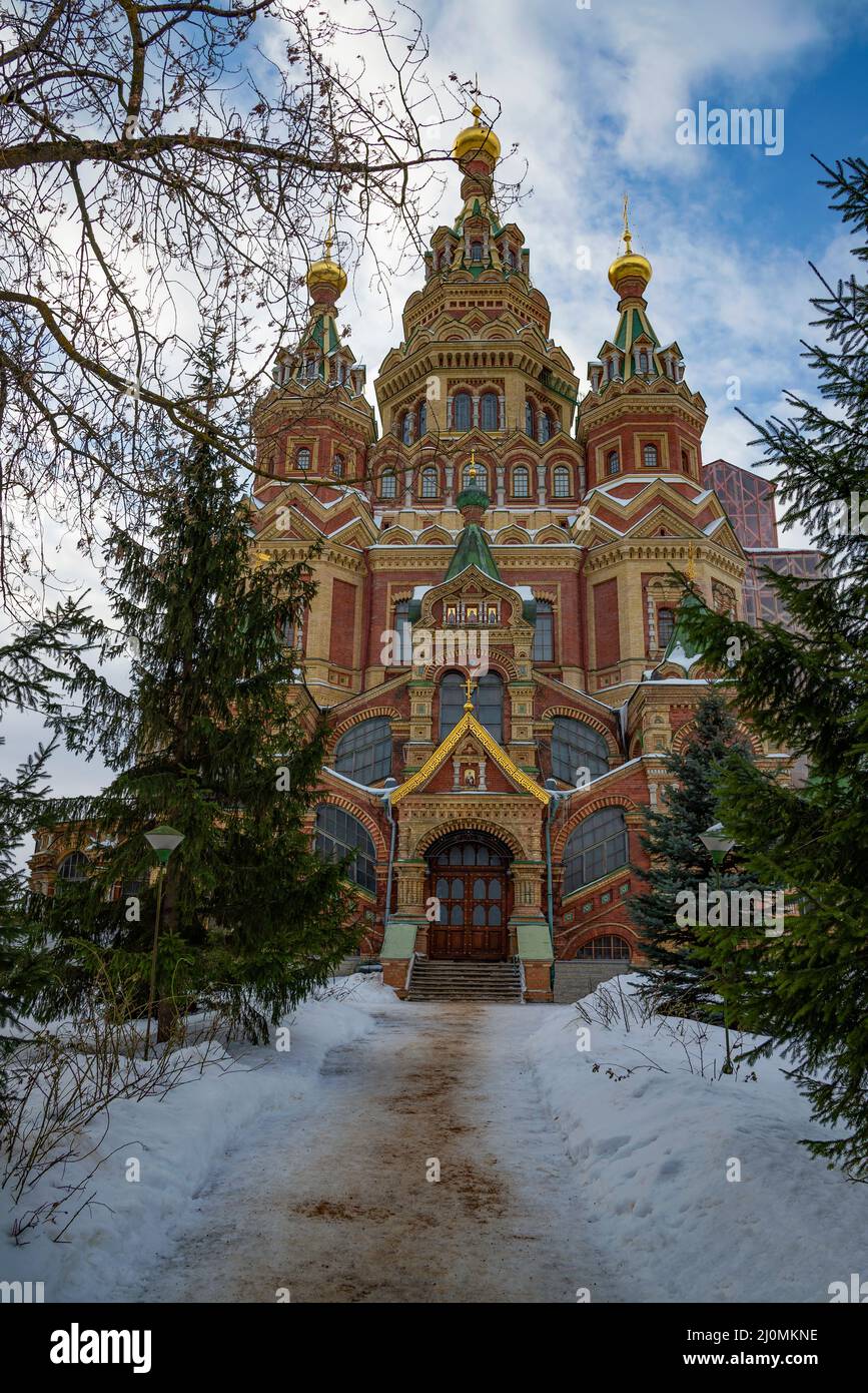 L'ancienne cathédrale des Saints Apôtres Pierre et Paul en gros plan. Peterhof, Russie Banque D'Images