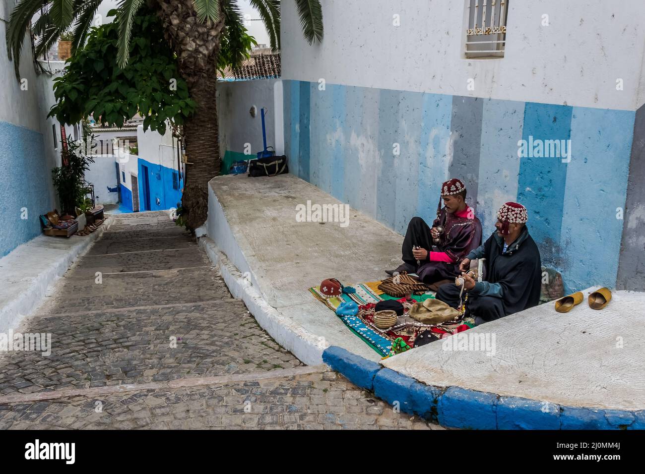 Deux musiciens marocains jouant dans les rues de la Kasbah des Udayas, citadelle de la ville de Rabat, située à l'embouchure du Bou Regreg Banque D'Images