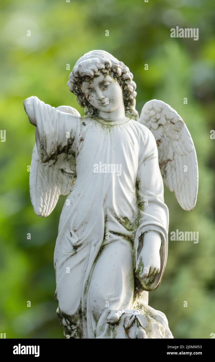 Petit ange blanc antique cassé en porcelaine. Figurine céramique sans main droite. Banque D'Images