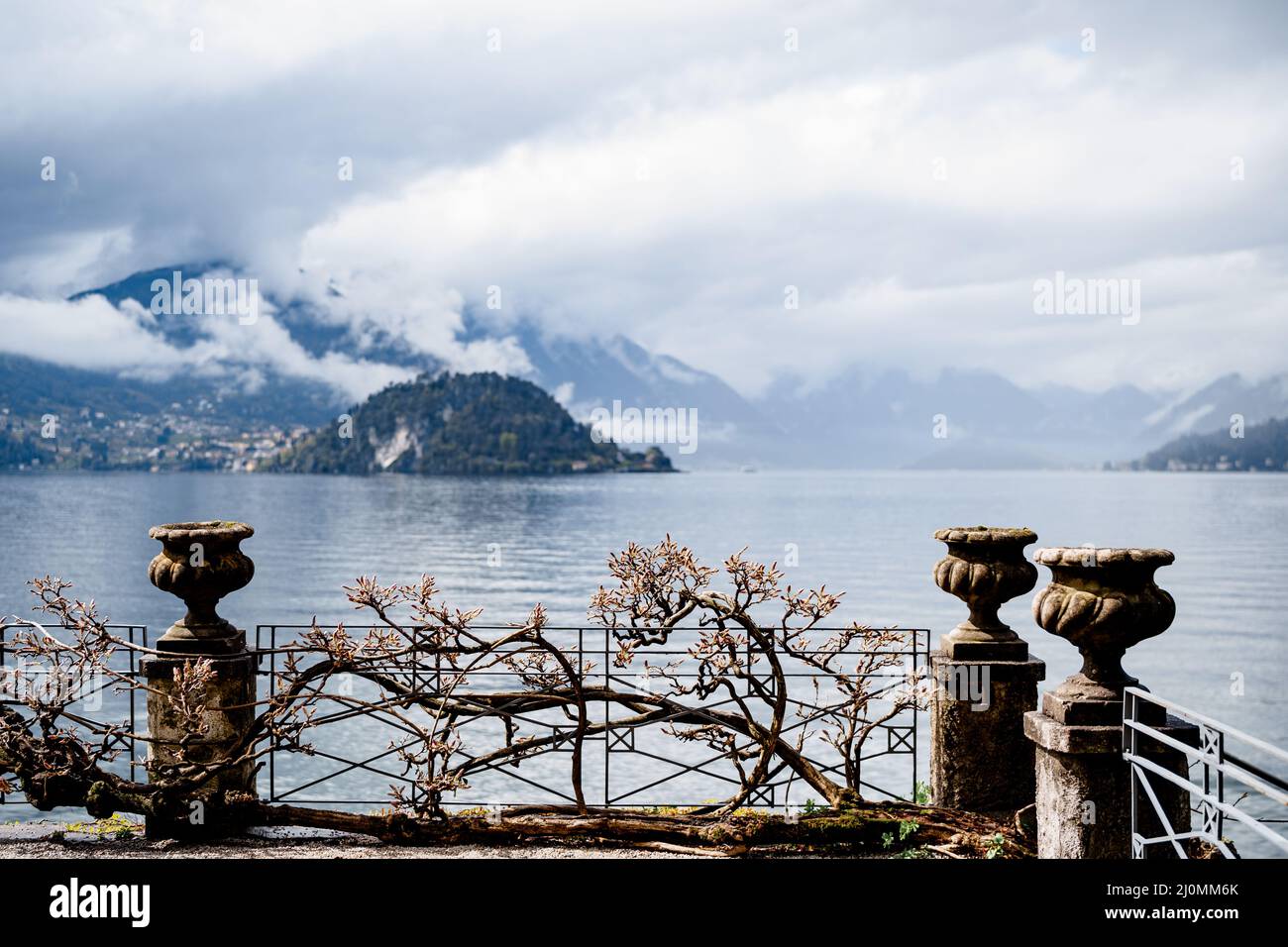 Vases en pierre sur des socles sur une terrasse au-dessus du lac de Côme.Villa Monastero, Italie Banque D'Images