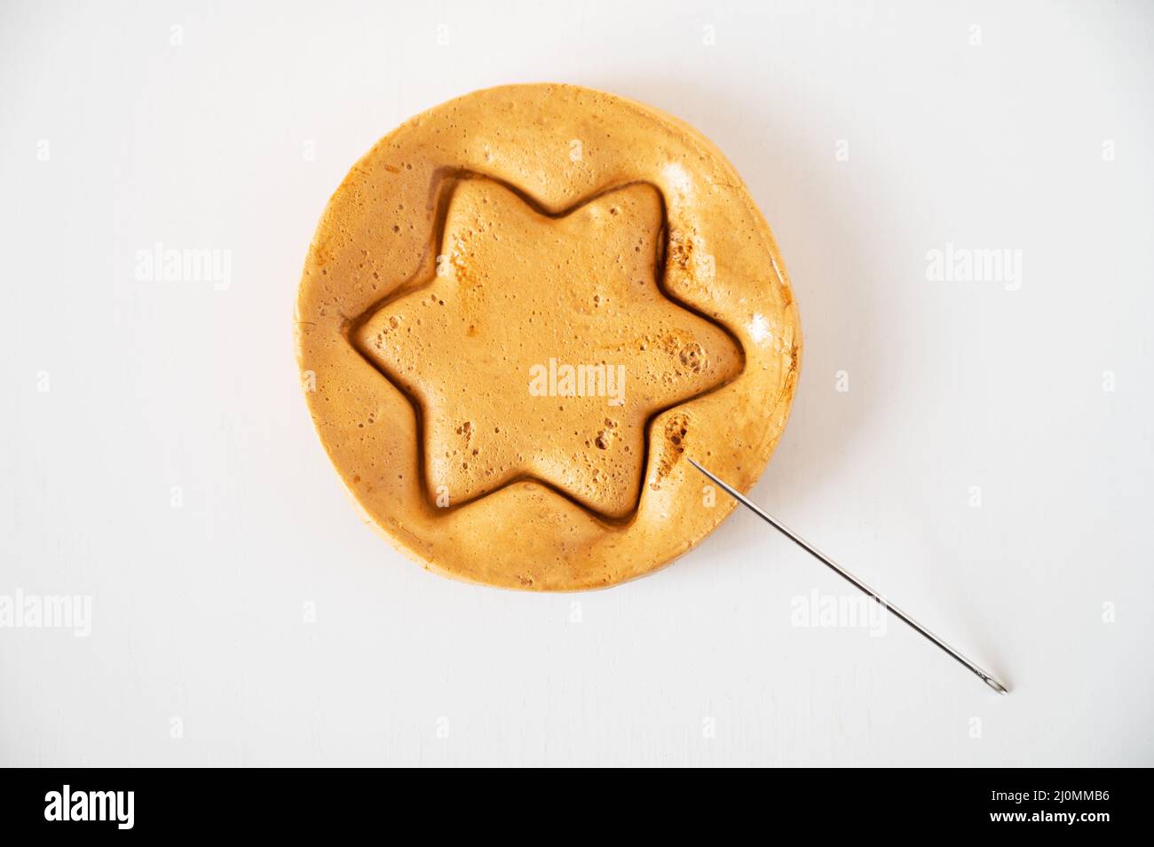 Biscuits de sucre brun caramel avec une aiguille en métal Banque D'Images