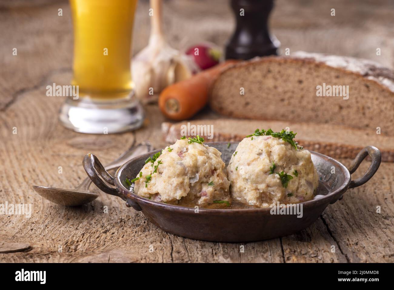 Boulettes au bacon bavarois dans un bouillon Banque D'Images