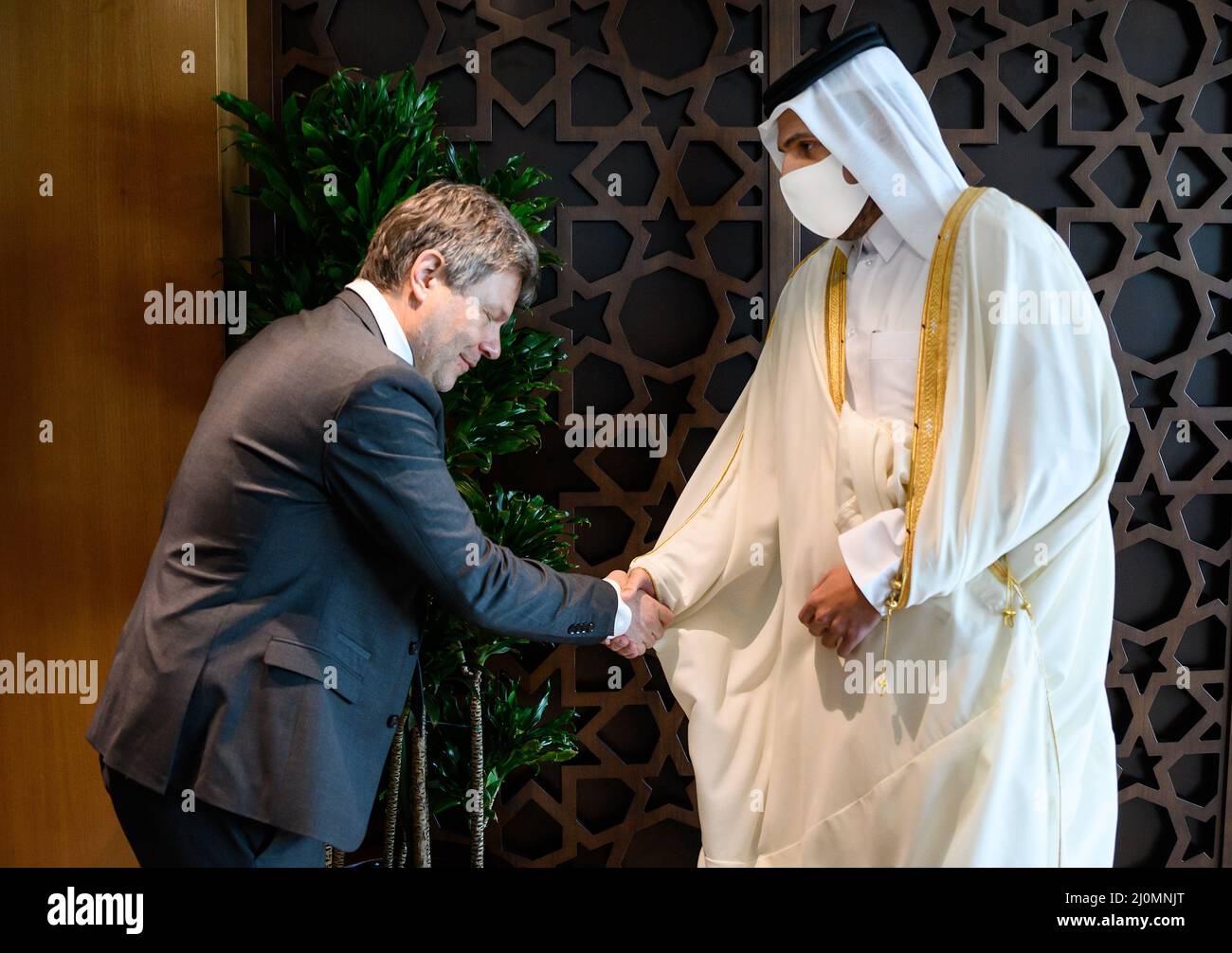 20 mars 2022, Qatar, Doha: Robert Habeck (l, Bündnis 90/Die Grünen), ministre allemand des Affaires économiques et de la protection du climat, et Sheikh Mohammed bin Hamad bin Kasim al-Abdullah Al Thani, ministre du Commerce et de l'Industrie du Qatar, se rencontrent pour des entretiens au ministère du Commerce et de l'Industrie. Le ministre de l'économie et de la protection du climat, Habeck, effectue une visite de trois jours dans le golfe Persique. Il tient de nombreuses discussions au Qatar et aux Émirats arabes Unis (eau) sur les importations possibles d'énergie en provenance des États du Golfe. En conséquence de la guerre d'Ukraine, l'Allemagne veut réduire sa dépendance vis-à-vis des importations d'énergie russe. Banque D'Images