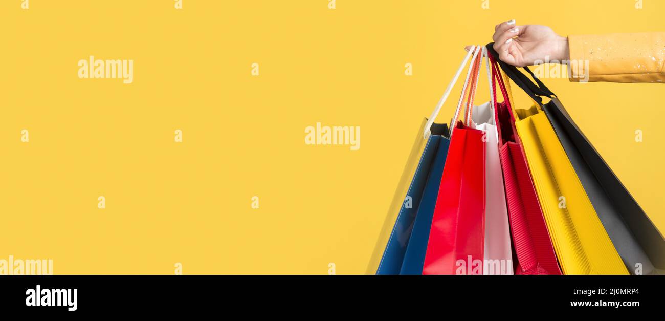 Femme avec vue sur l'avant et concept de sac de shopping Banque D'Images