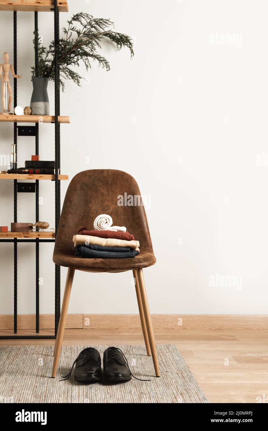 Vue de face décontracté vêtements dessus chaise intérieure Banque D'Images