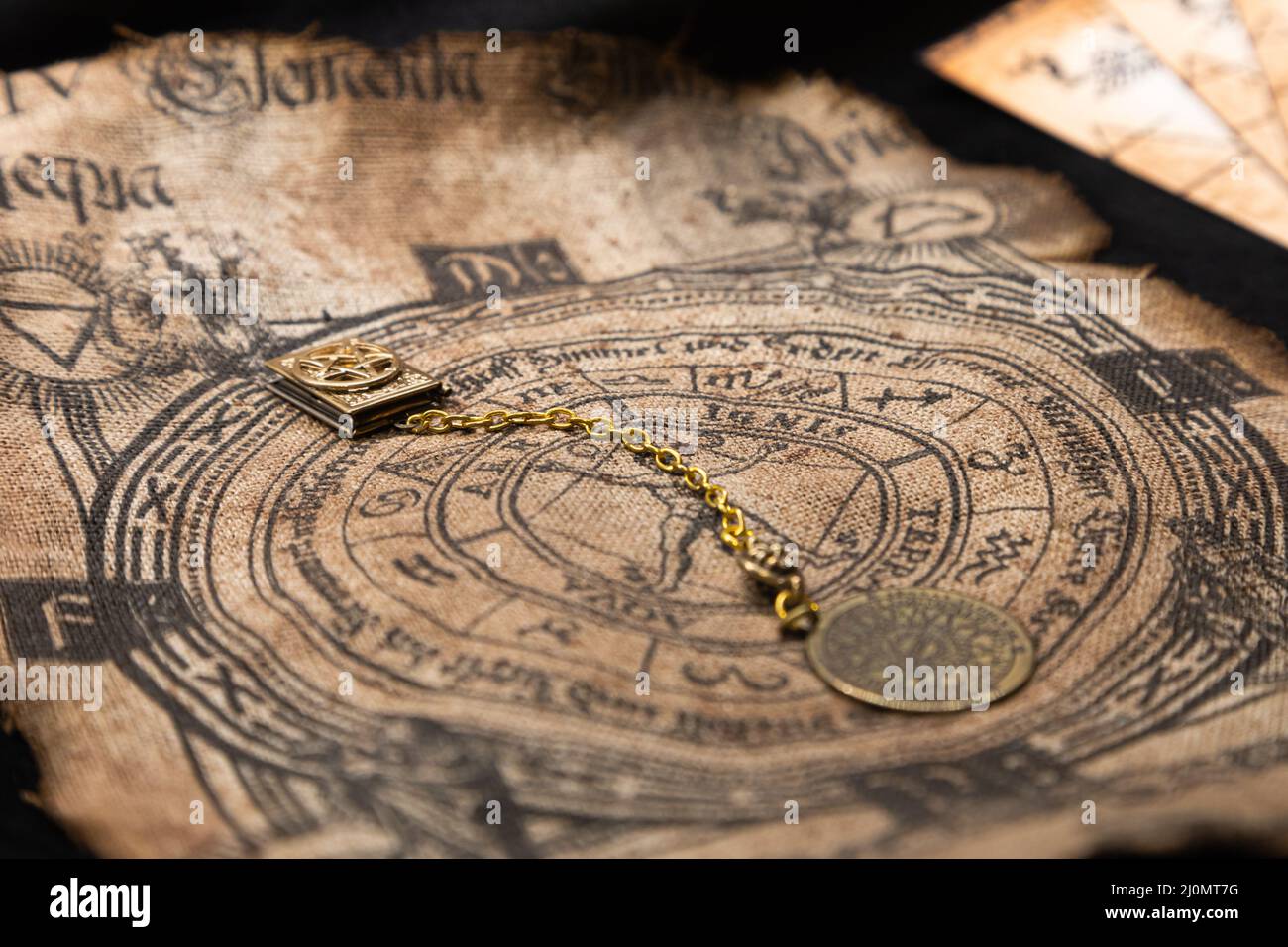 Arrière-plan de sorcellerie ésotérique ancien. Occultims et paganisme ancien symbole, avec mystérieux runes alphabet Banque D'Images