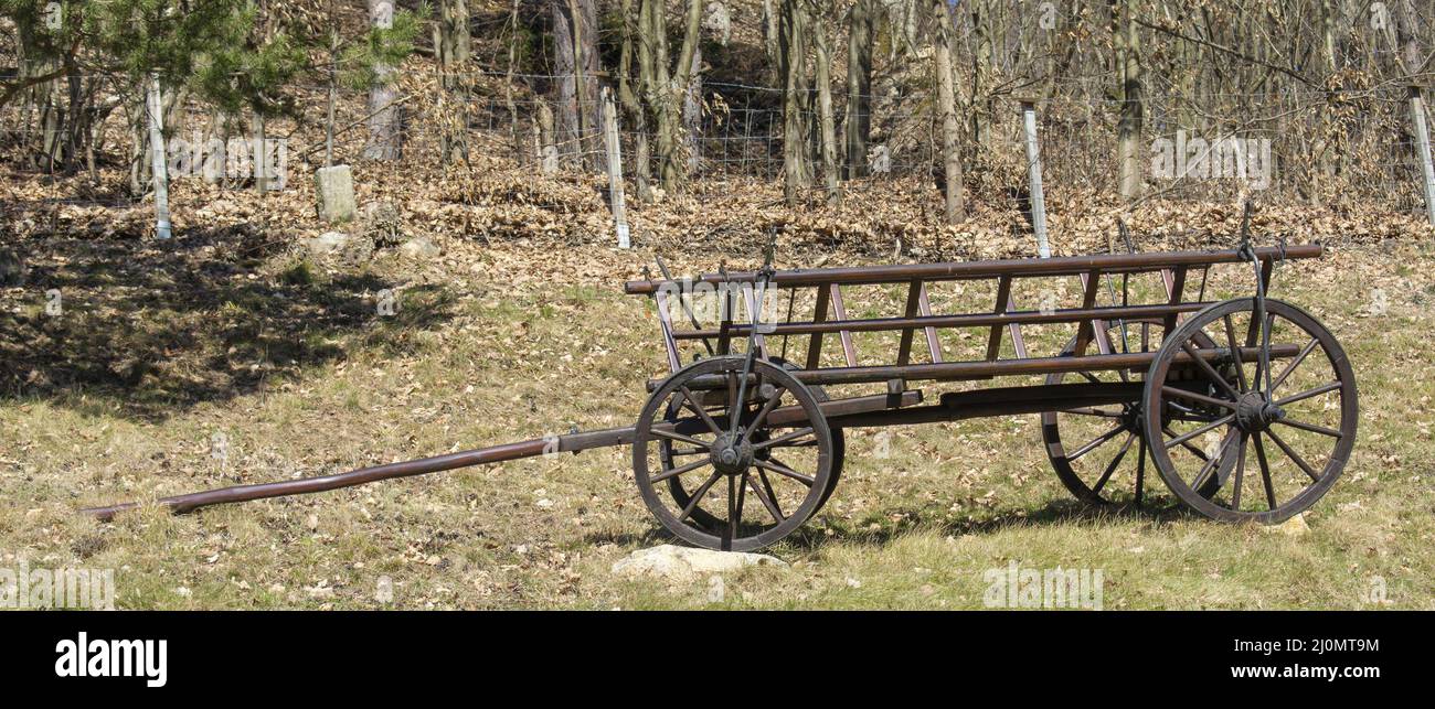 Ancien tablier en bois sur quatre roues. Chariot à quatre roues ancien de cheval vintage. Banque D'Images