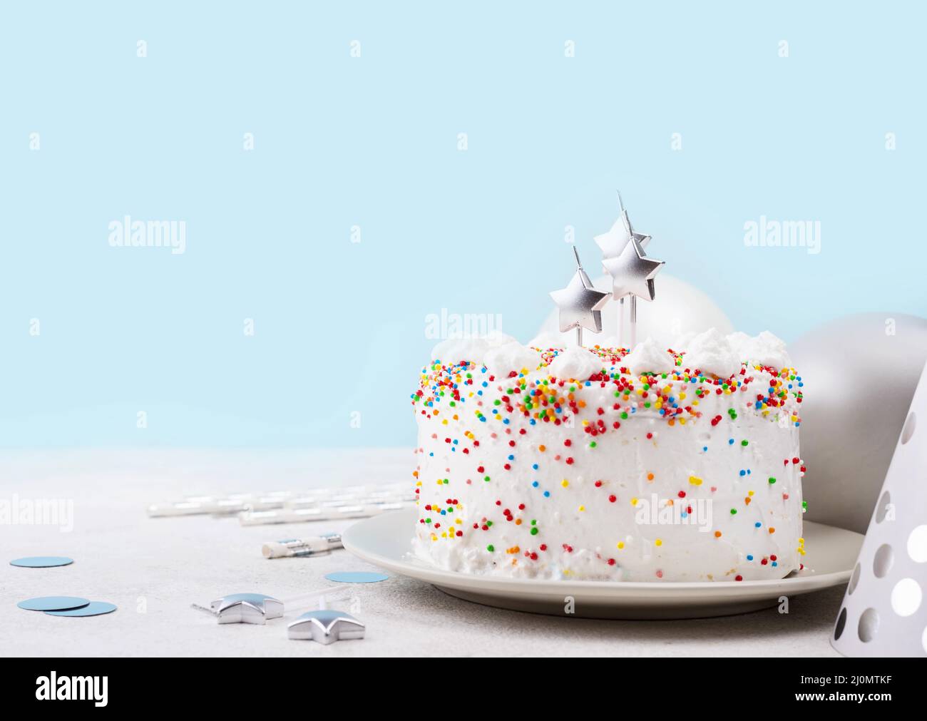 Gâteau d'anniversaire avec saupoudrer Banque D'Images