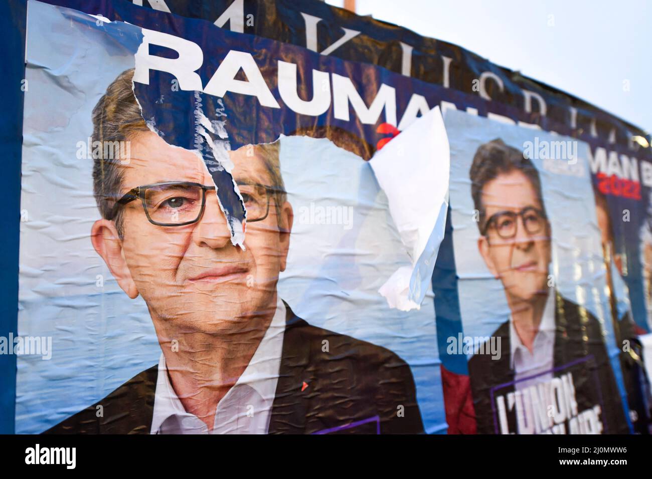 Affiche de Jean-Luc MELENCHON (parti politique d'extrême-gauche la France Insoumise, LFI). Les affiches pour la campagne présidentielle française de 2022 fleurissent sur les murs de la ville, avant d'être très rapidement arrachées par les gluers opposés le 19 mars 2022 à Paris, en France. Photo de Victor Joly/ABACAPRESS.COM Banque D'Images