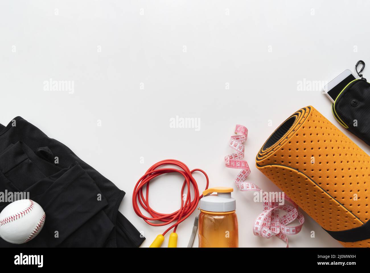 Équipement de yoga à plat avec espace de copie Banque D'Images