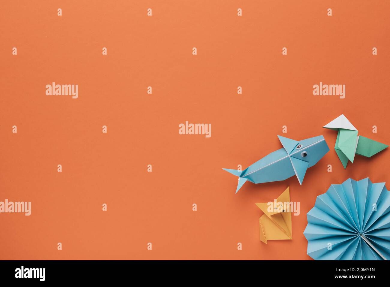 Décor original art origami coin fond orange Banque D'Images