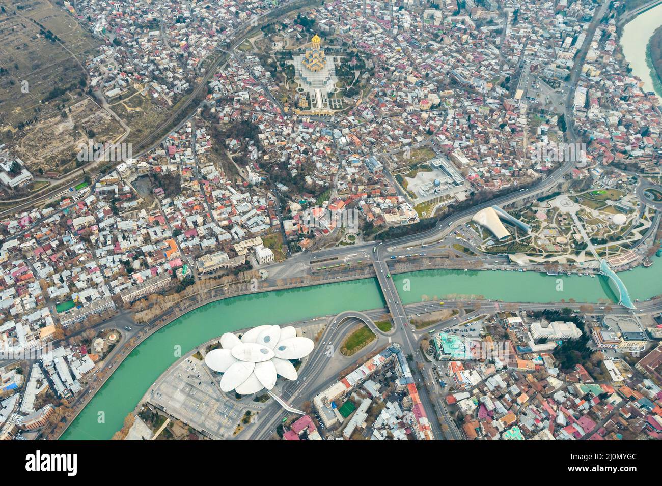 Vue aérienne du centre-ville de Tbilissi avec églises et bâtiments modernes et eaux émeraude de la rivière Kura Banque D'Images