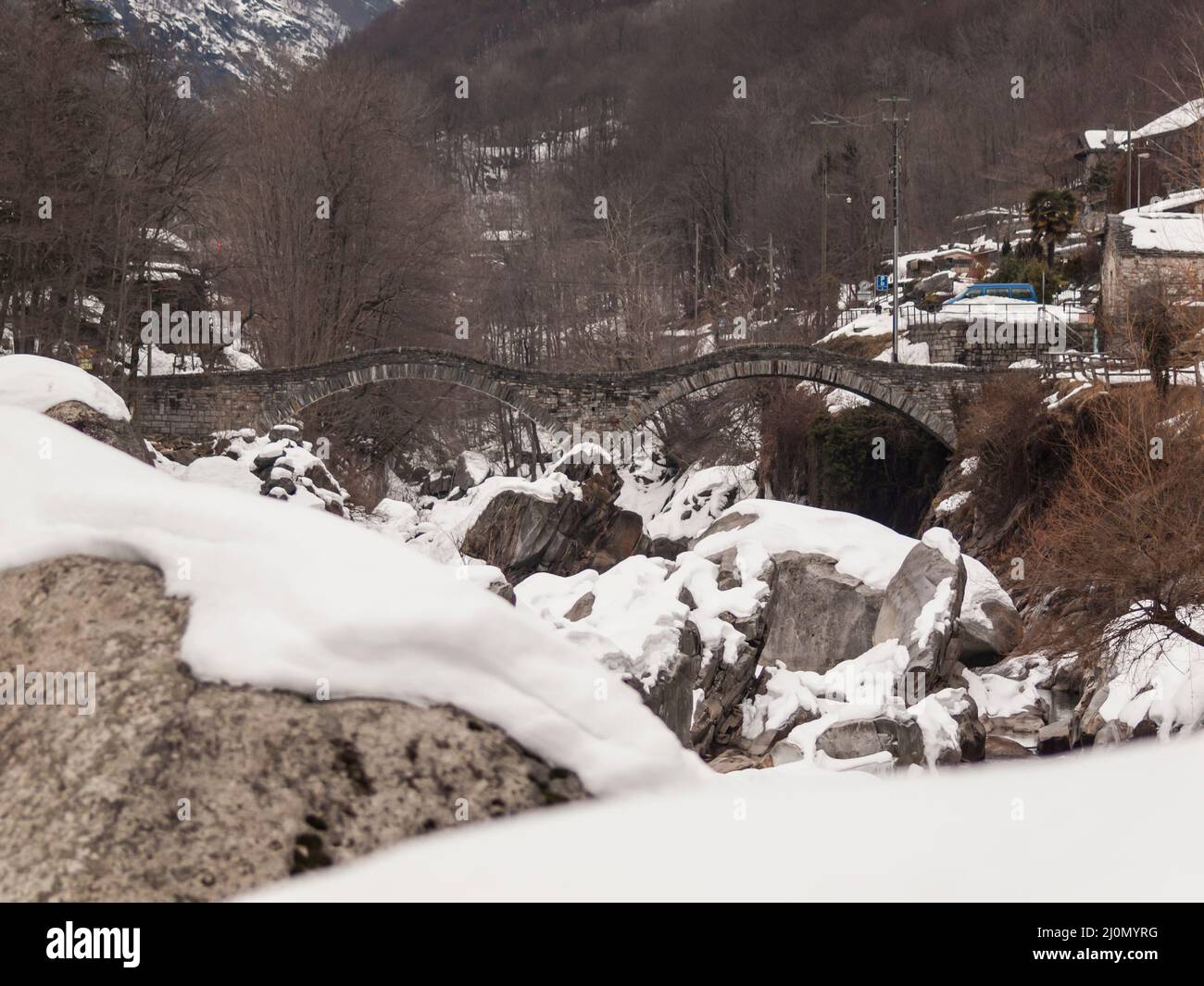 Paysage d'hiver dans la vallée de la Verzasca, canton du Tessin, Suisse au pont Ponte Romano, Ponte dei Salti Banque D'Images