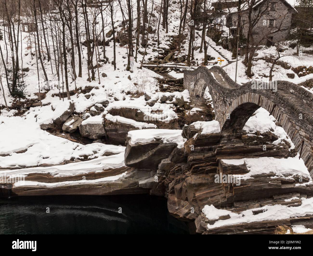 Paysage d'hiver dans la vallée de la Verzasca, canton du Tessin, Suisse au pont Ponte Romano, Ponte dei Salti Banque D'Images