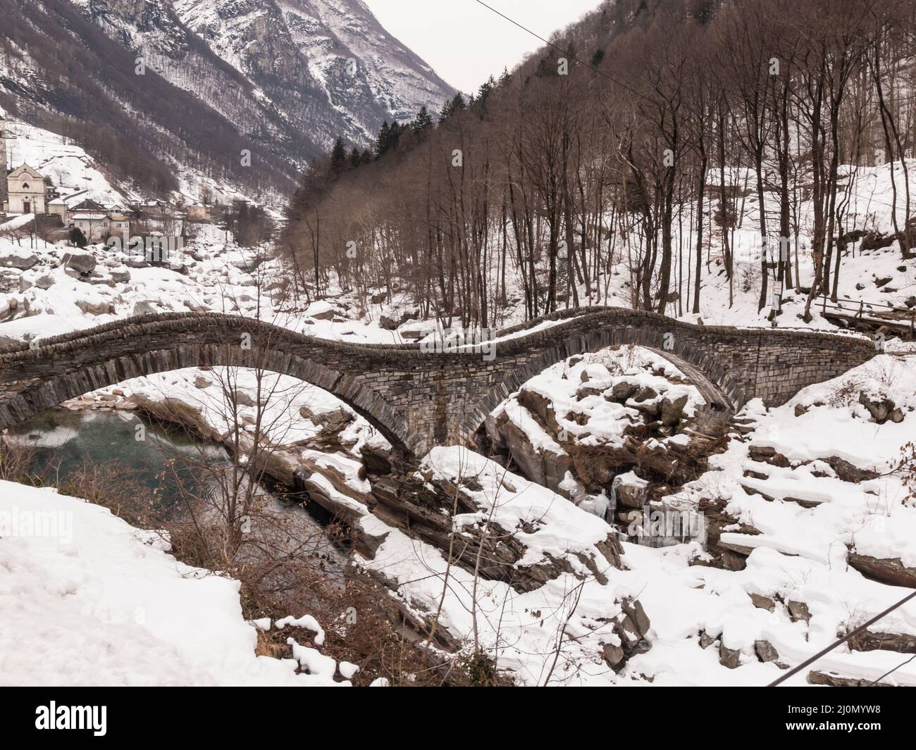 Paysage d'hiver dans la vallée de la Verzasca, canton du Tessin, Suisse au pont Ponte Romano, Ponte dei Salti Banque D'Images