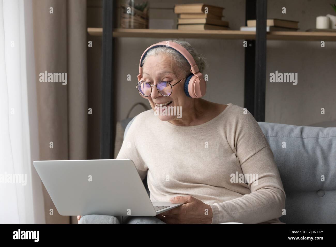 Une femme plus âgée dirige la conversation via la visioconférence et utilise un ordinateur portable Banque D'Images