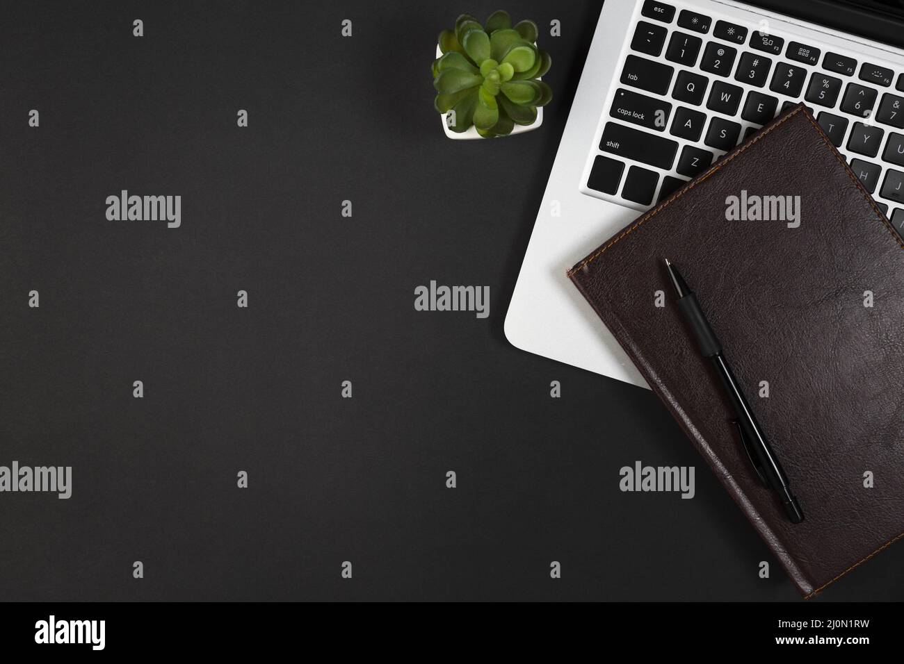 Bureau de travail à plat, concept sombre avec espace pour les copies Banque D'Images