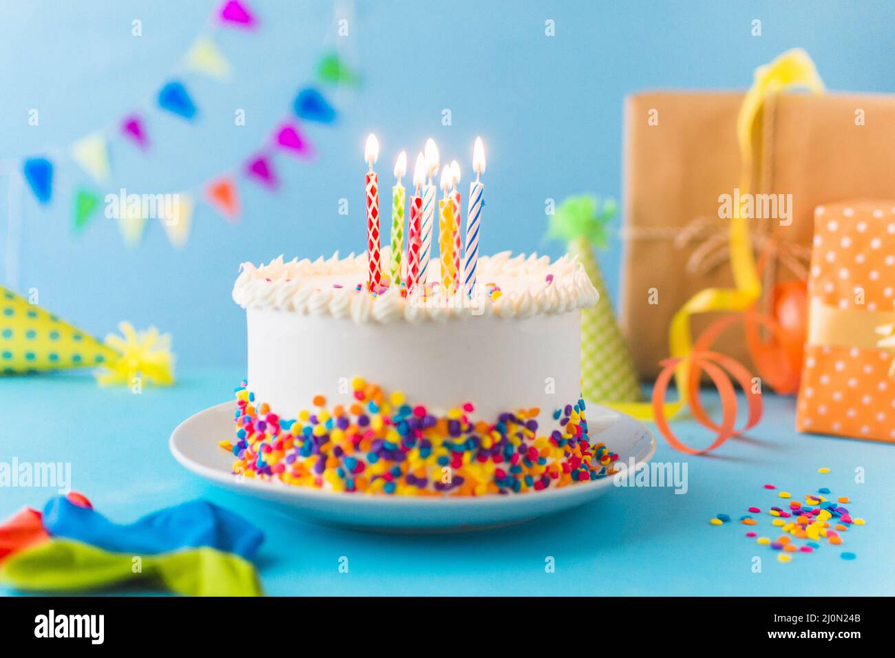 Gâteau décoratif avec fond bleu bougie Banque D'Images