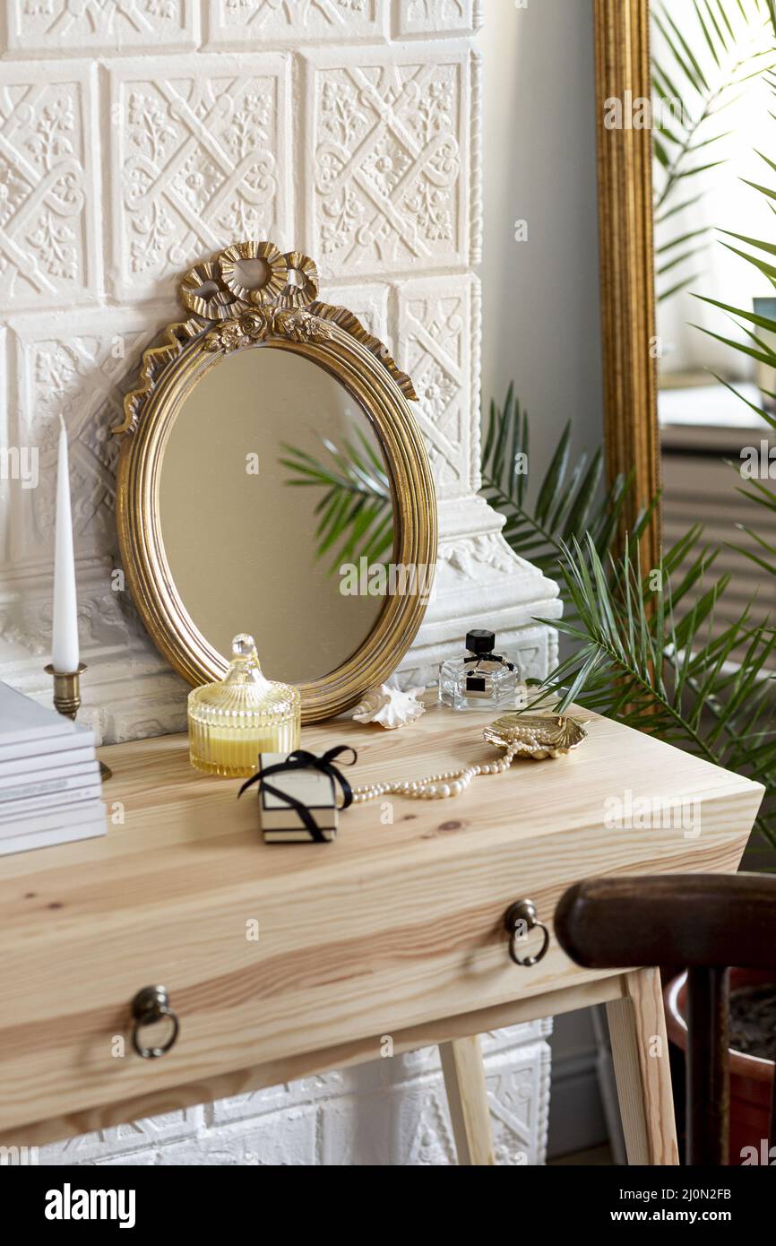 Arrangement avec miroir et parfum sur table en bois Banque D'Images