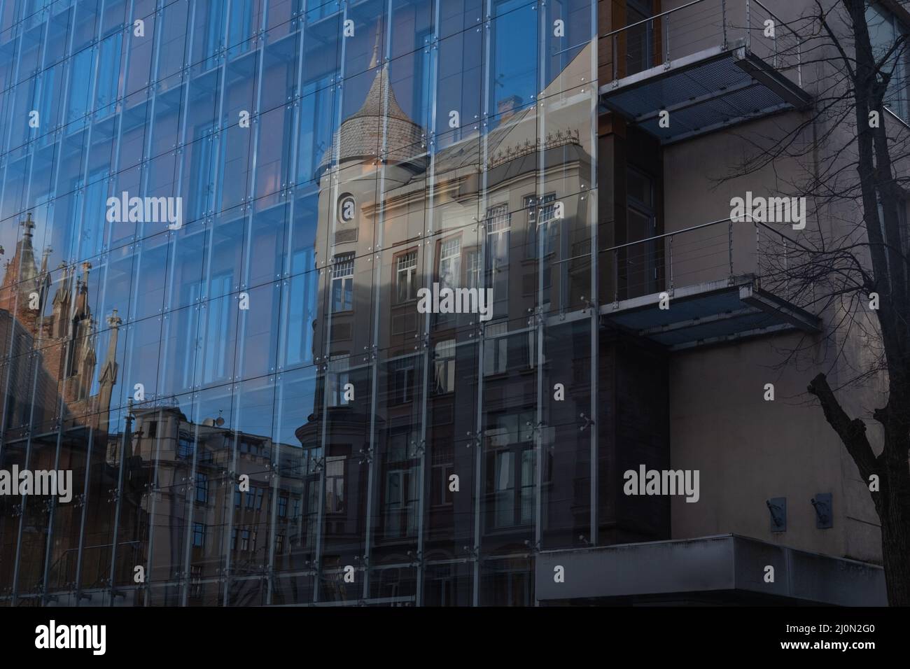Un ancien bâtiment architectural se reflète dans un nouveau mur en verre et en aluminium Banque D'Images