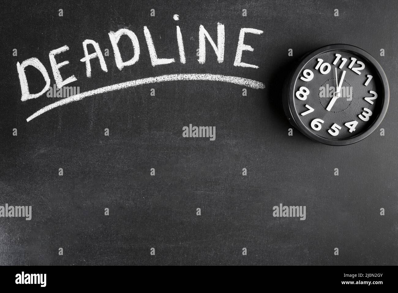 Tableau noir de texte d'échéance avec réveil Banque D'Images