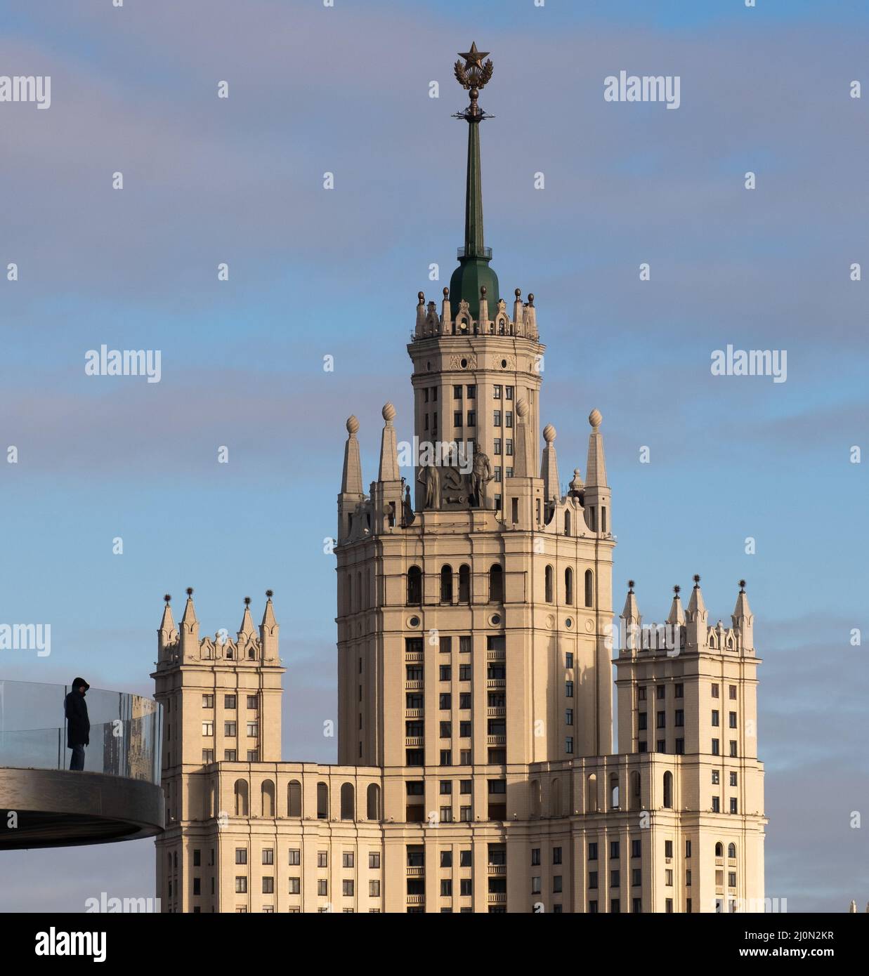 Moscou. Russie. Sept sœurs. Bâtiment de grande hauteur sur fond de ciel bleu. Horizon de Moscou. Photo de haute qualité Moscou. Banque D'Images