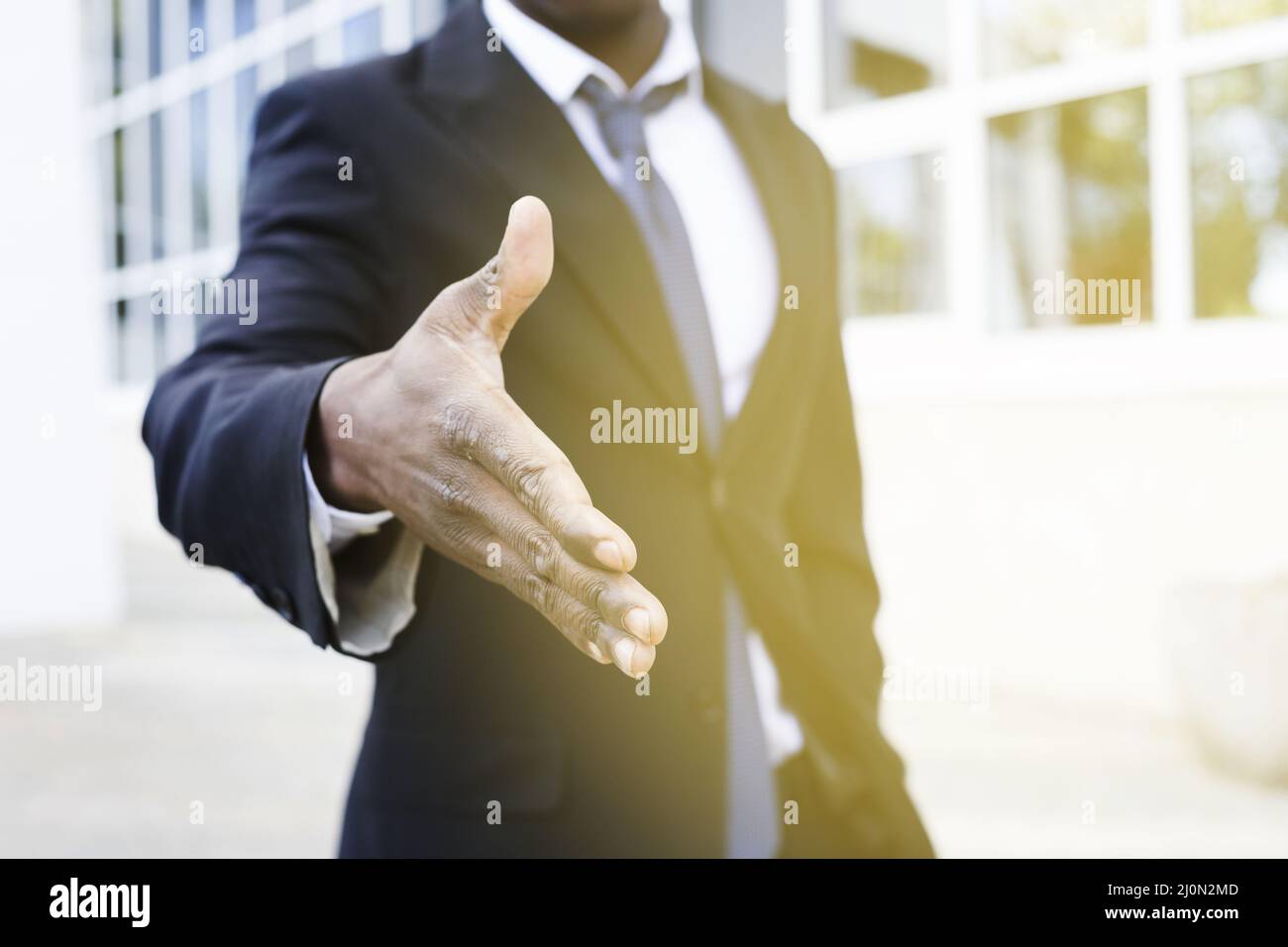 Un homme d'affaires élégant qui se tient à la main Banque D'Images