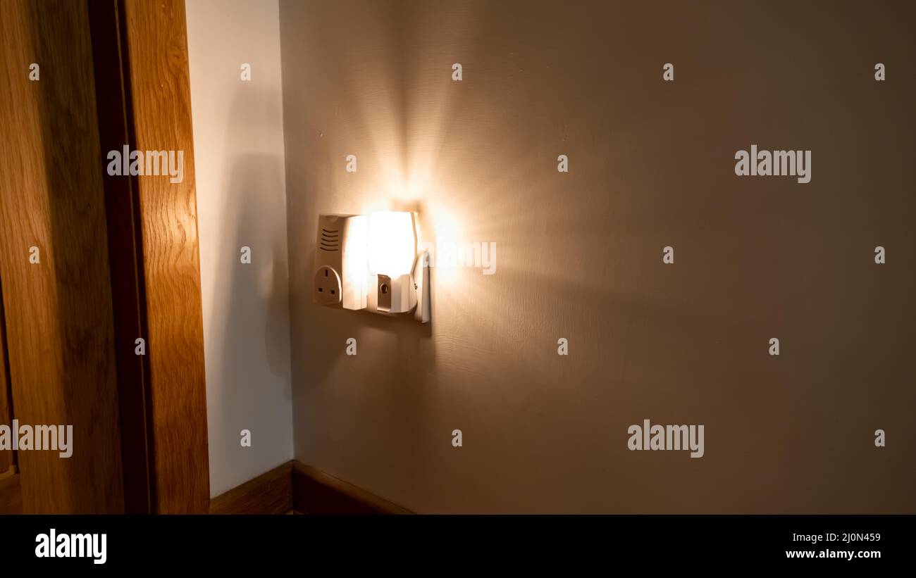 Veilleuse branchée sur un mur dans une maison Banque D'Images