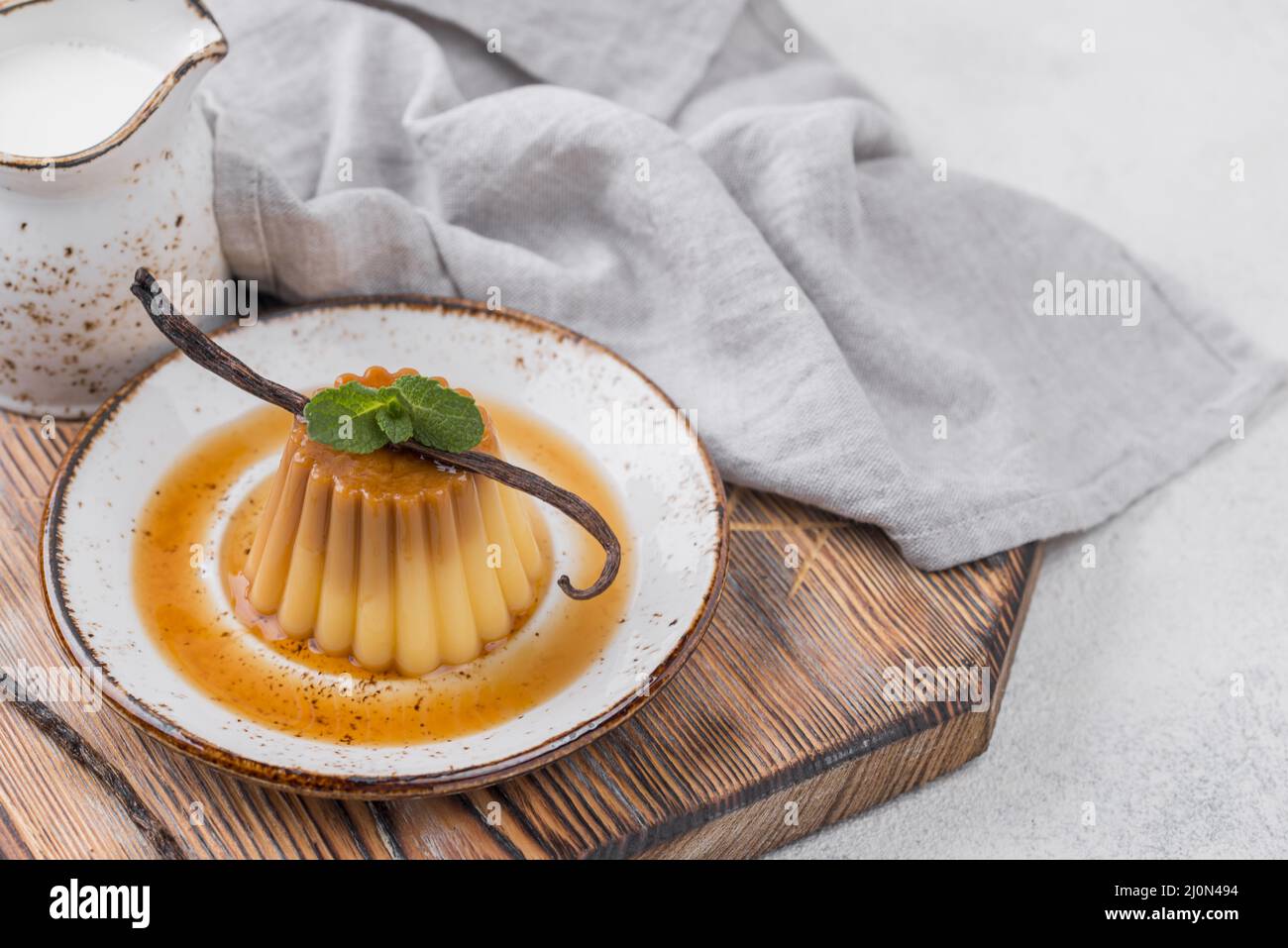Assiette de crème anglaise avec gousse de vanille à la menthe Banque D'Images
