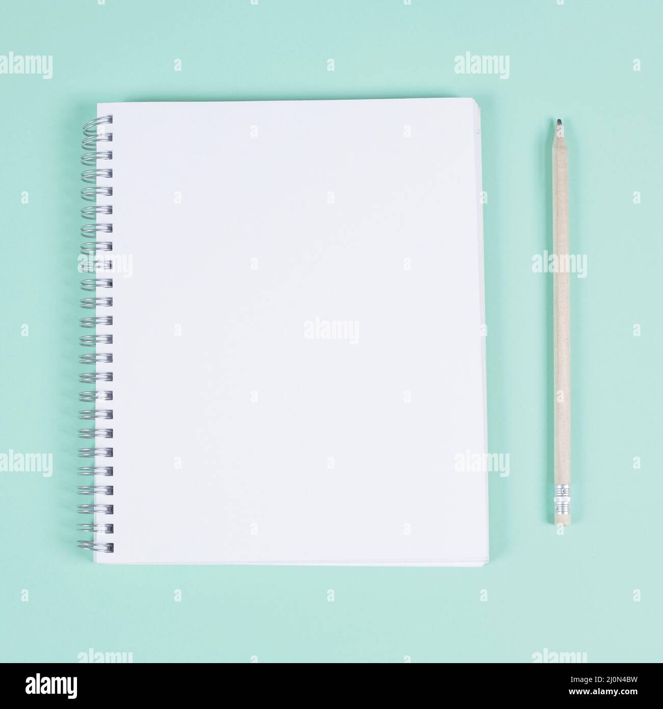 Cahier vierge en spirale avec fond de crayon turquoise Banque D'Images