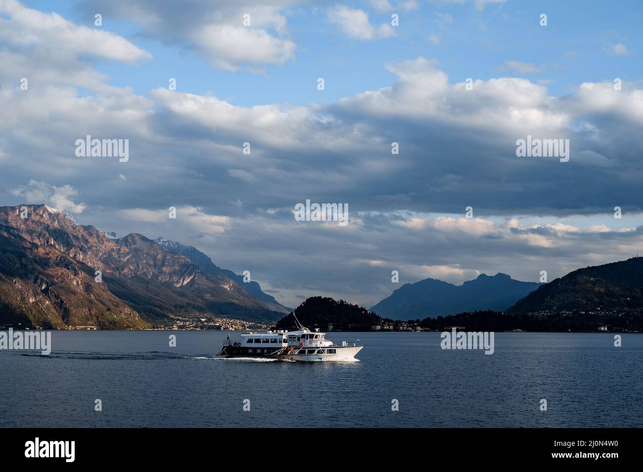 Ferry navigue sur le lac.Italie, Côme Banque D'Images