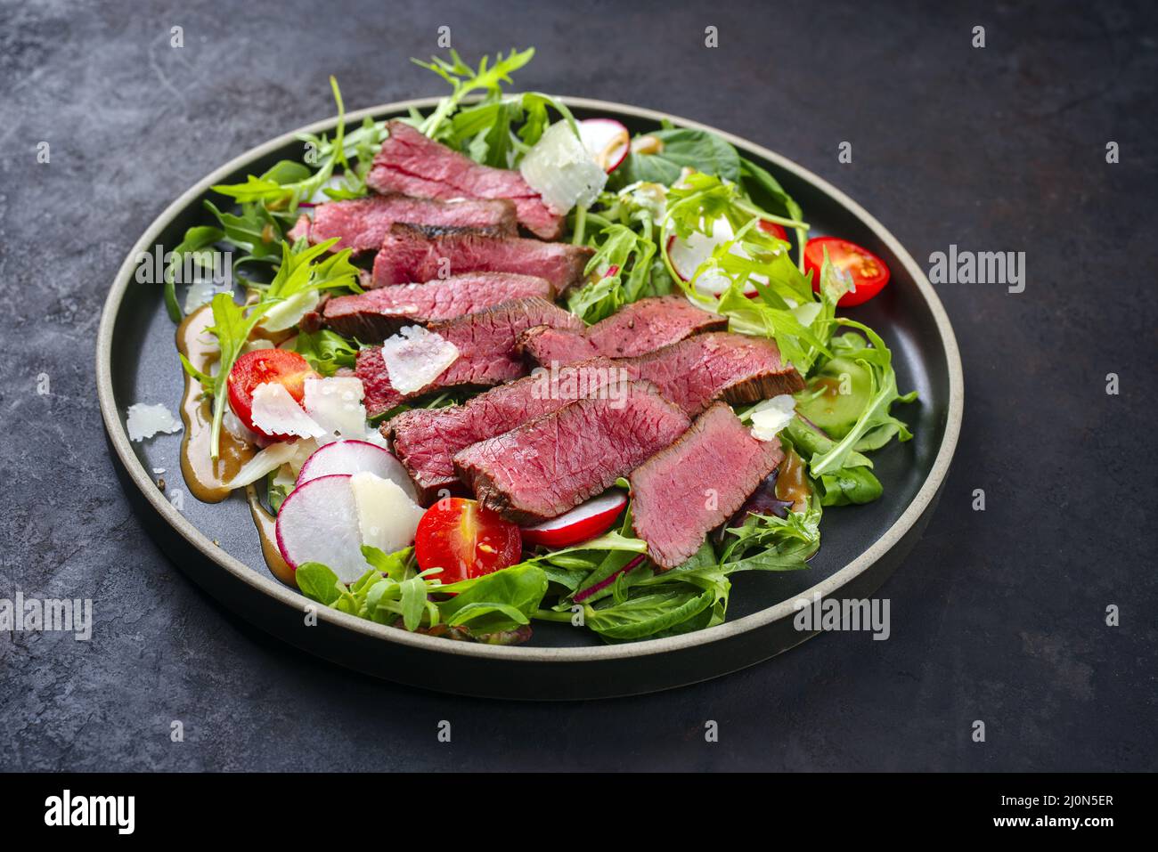 De style moderne traditionnel frit et sec bison rumsteck tranches de bœuf avec légumes Banque D'Images