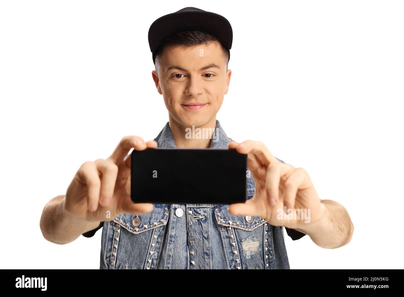 Jeune homme tendance une photo avec un téléphone portable isolé sur fond blanc Banque D'Images