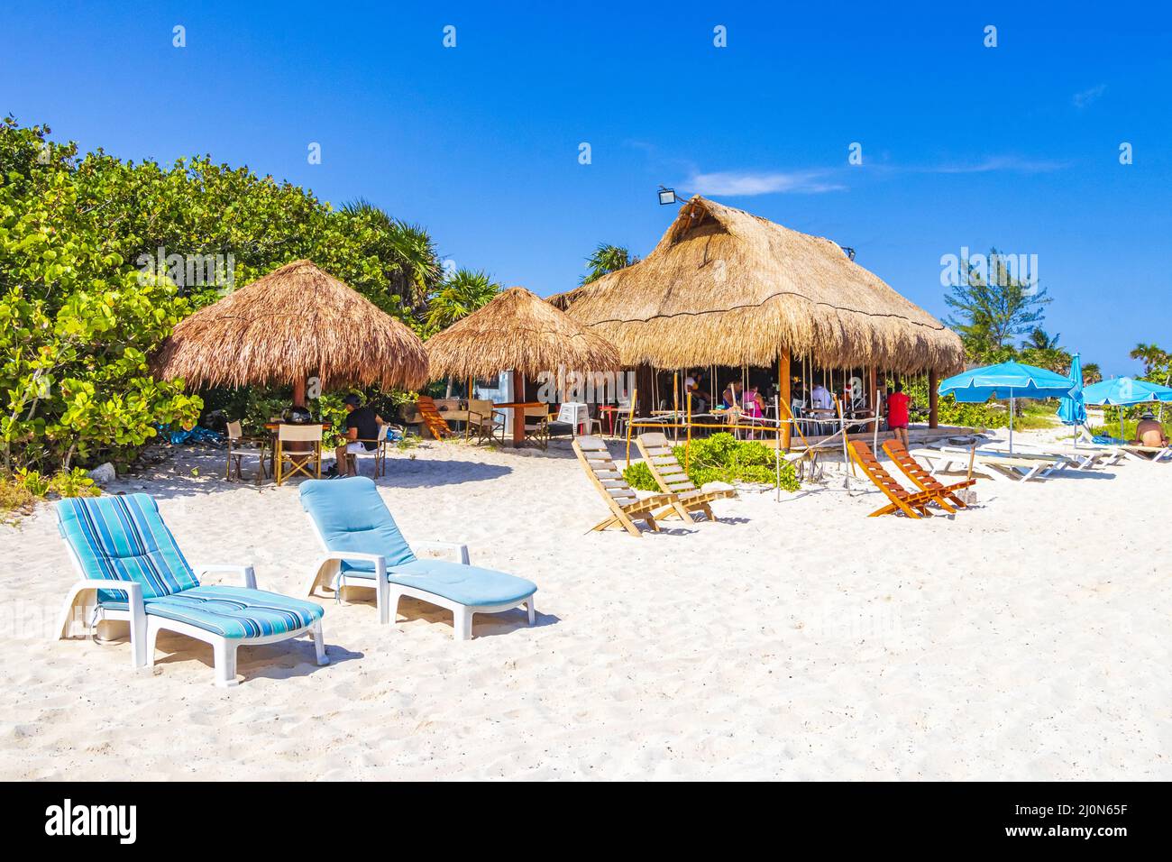 Plage tropicale parasols chaises longues Punta Esmeralda Playa del Carmen Mexique. Banque D'Images