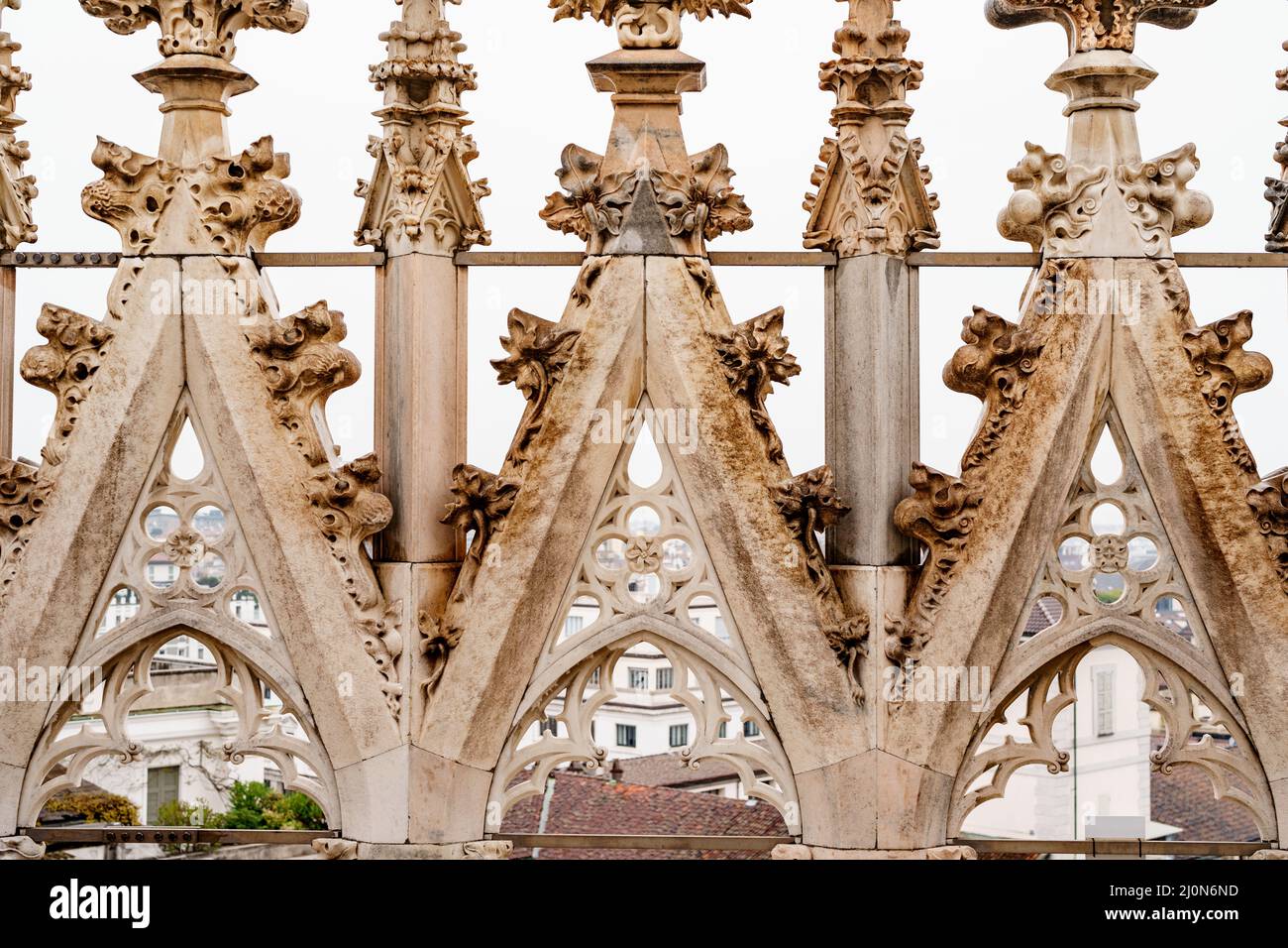 Motifs en marbre sur les flèches sur le toit du Duomo.Milan, Italie Banque D'Images