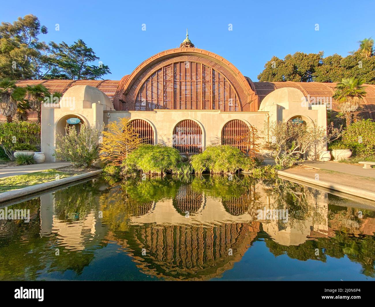 Parc de Balboa, bâtiment botanique et étang à San Diego, Californie Etats-Unis Banque D'Images