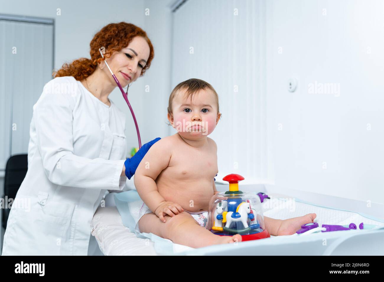Pédiatre fournissant des soins de santé à son bébé dans le bureau d'une clinique spécialisée pour enfants. Néonatologiste. Medica Banque D'Images