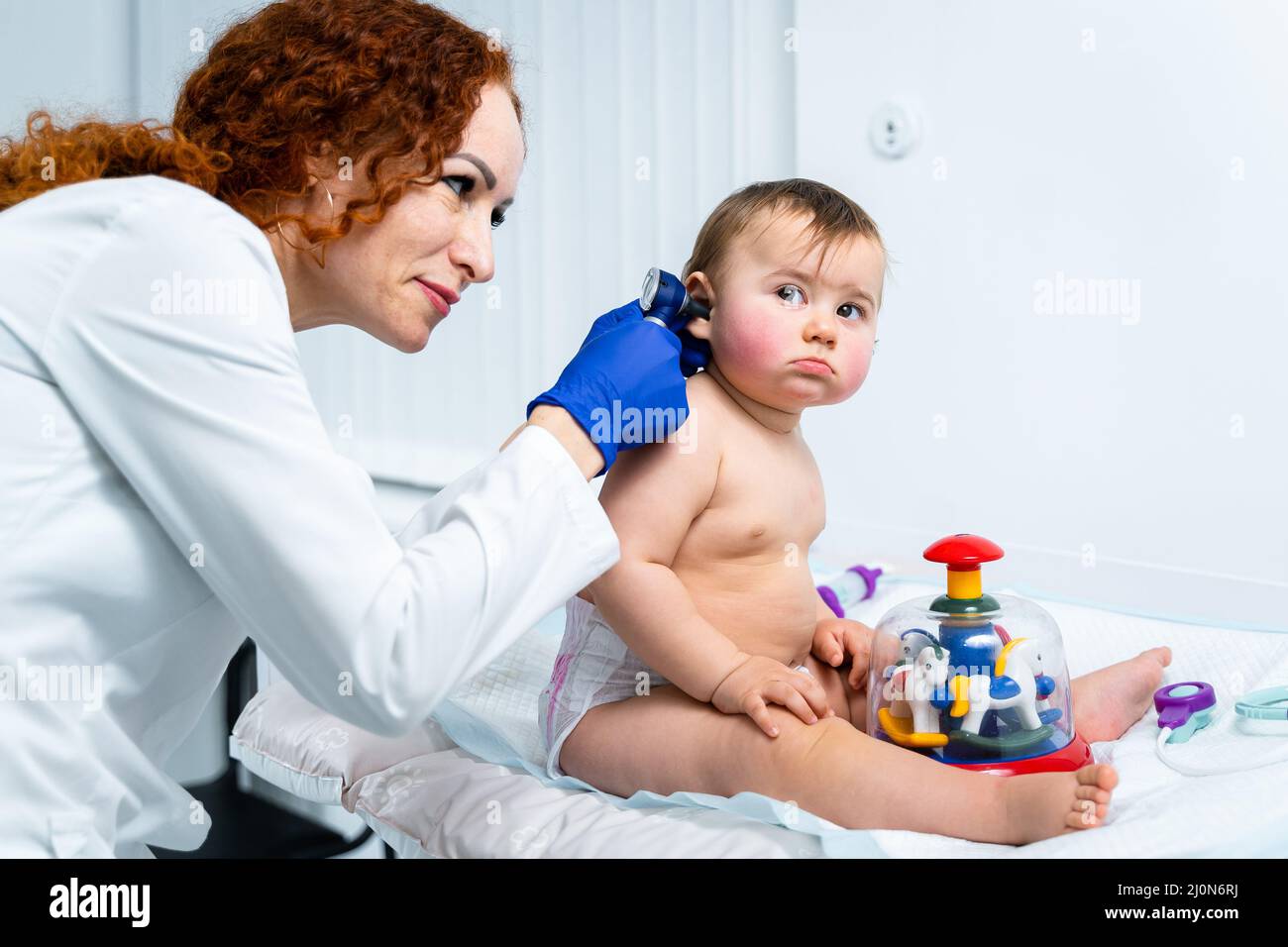 Pédiatre fournissant des soins de santé à son bébé dans le bureau d'une clinique spécialisée pour enfants. Néonatologiste. Medica Banque D'Images