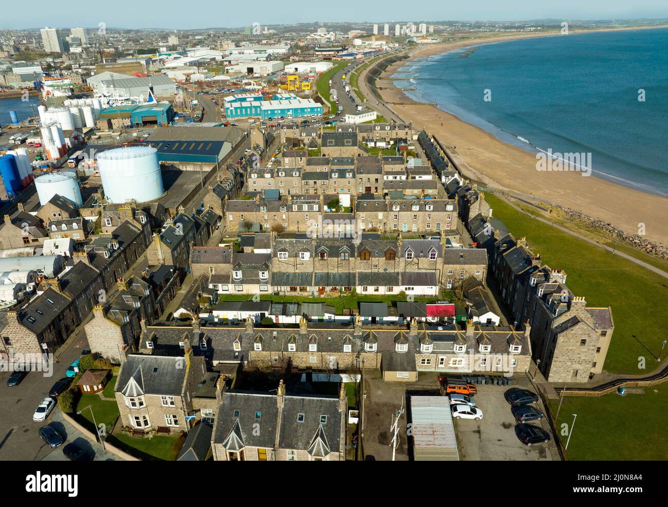 Vue aérienne de Footdee ou Fittie une vieille communauté et groupe de maisons au bord de la plage à Aberdeen, en Écosse Banque D'Images