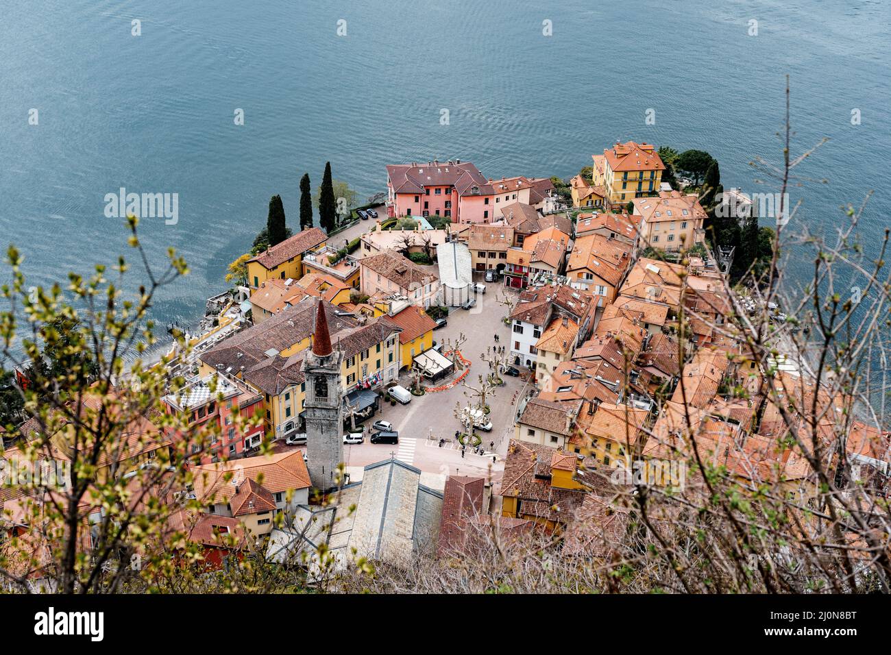 Toits de vieilles maisons carrelés d'orange sur les rives du lac de Côme.Vue de dessus Banque D'Images