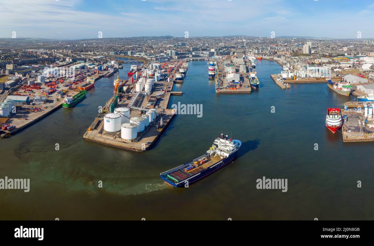 Vue aérienne du drone du port et du port d'Aberdeen qui est le centre de l'industrie du service de pétrole et de gaz offshore en mer du Nord , Aberdeenshire, Écosse, Royaume-Uni Banque D'Images
