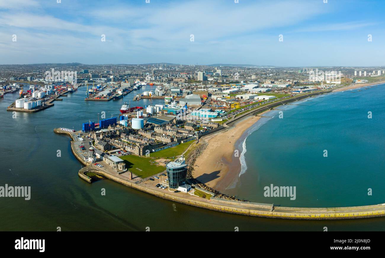 Vue aérienne depuis drone du port d'Aberdeen et du port avec la plage d'Aberdeen, Aberdeenshire, Écosse, Royaume-Uni Banque D'Images