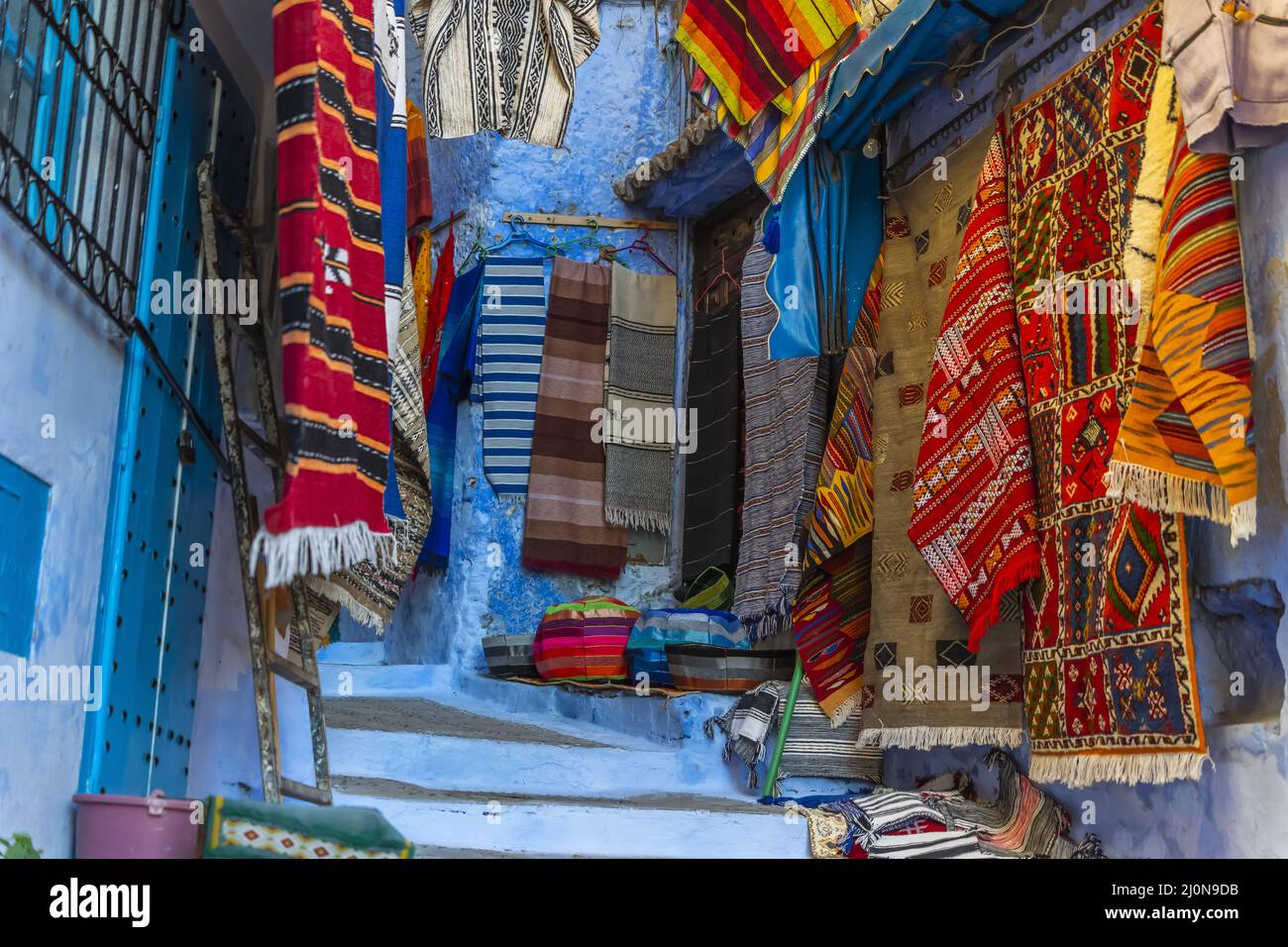 Souvenirs marocains colorés faits à la main à Blue City Chefchaouen, Maroc, Afrique. Banque D'Images