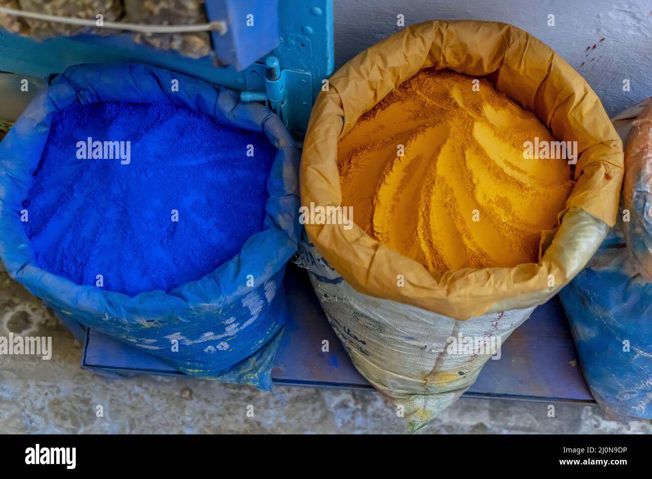 Épices marocaines colorées dans la ville bleue de Chefchaouen, Maroc, Afrique Banque D'Images