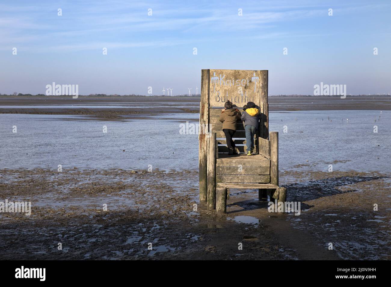 Les enfants regardent du trône impérial dans le watt, Dangast, Basse-Saxe, Allemagne, Europe Banque D'Images