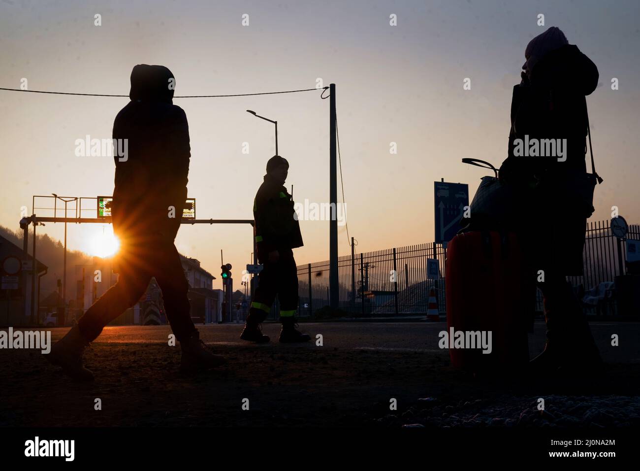 Une femme d'Ukraine attend avec ses bagages après avoir traversé un point de frontière à Kroscienko, dans le sud-est de la Pologne. Date de la photo: Samedi 19 mars 2022. Banque D'Images