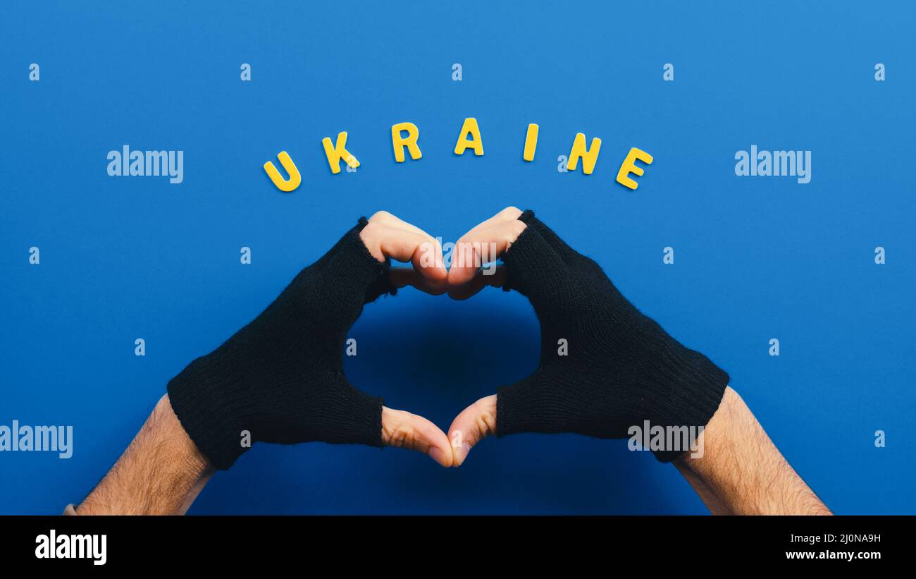 Main en forme de coeur avec le lettrage ukrainien Banque D'Images