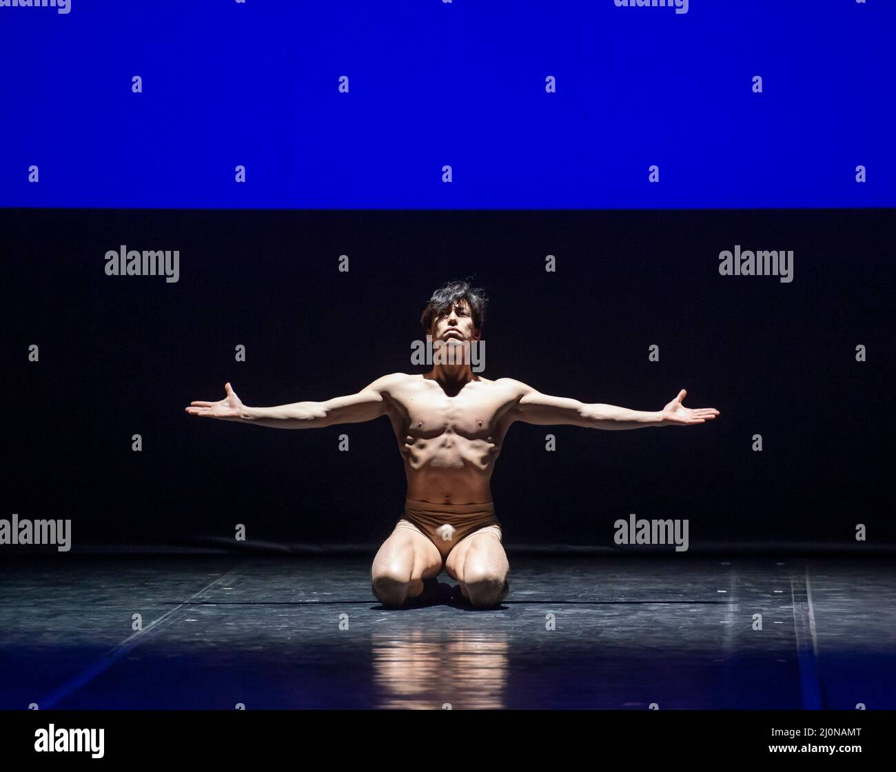 The London Coliseum, Royaume-Uni. 19 mars 2022. Répétition du gala de la Charité «danse pour l’Ukraine», dirigé par les anciennes stars du Ballet royal Ivan Putrov (Ukraine) et Aline Cojocaru (Roumanie), pour recueillir des fonds pour les personnes dans le besoin en Ukraine. Le produit de l'événement sera versé au Comité d'urgence en cas de catastrophe (DEC), Ukraine Humanitarian Appeal et est produit par l'organisme de bienfaisance de danse inspiration in Motion. Image: Lacrymosa, Luca Acri se produit pendant la répétition de la musique par Wolfgang Amadaeus Mozart (chorégraphie d'Edward Stierle). Crédit : Malcolm Park/Alay Live News Banque D'Images