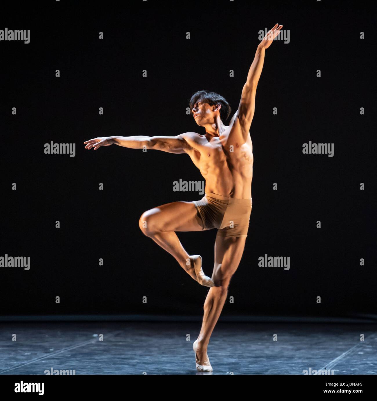 The London Coliseum, Royaume-Uni. 19 mars 2022. Répétition du gala de la Charité «danse pour l’Ukraine», dirigé par les anciennes stars du Ballet royal Ivan Putrov (Ukraine) et Aline Cojocaru (Roumanie), pour recueillir des fonds pour les personnes dans le besoin en Ukraine. Le produit de l'événement sera versé au Comité d'urgence en cas de catastrophe (DEC), Ukraine Humanitarian Appeal et est produit par l'organisme de bienfaisance de danse inspiration in Motion. Image: Lacrymosa, Luca Acri se produit pendant la répétition de la musique par Wolfgang Amadaeus Mozart (chorégraphie d'Edward Stierle). Crédit : Malcolm Park/Alay Live News Banque D'Images